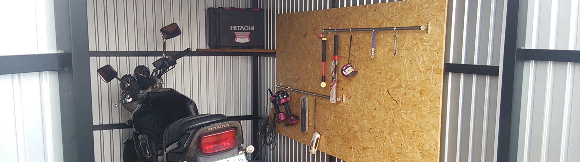 バイクガレージ内観